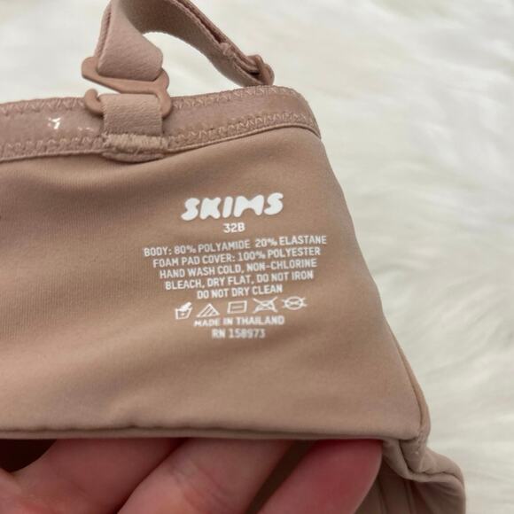 Skims NWT Neutral Mica Fits Everybody Convertible Strapless Bra Size 32B - Picture 6 of 7